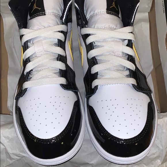AIR JORDAN 1 MID SE GS (BLACK/METALLIC GOLD-WHITE) - Picture 7 of 9